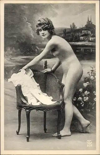 Foto Ak Stehende nackte Frau mit Stuhl, Frauenakt, Busen