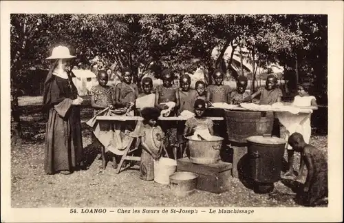 Ak Loango Französisch Kongo, Chez les Soeurs de St. Joseph, le blanchissage, Wäscher
