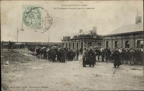 Ak Courrières Pas de Calais, Catastrophe 1906, Sauveteurs francais apres la remonte, Grubenunglück