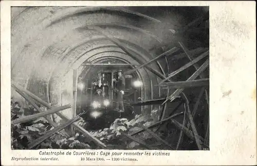 Ak Courrières Pas de Calais, Catastrophe 1906, Cage pour remonter les victimes, Grubenunglück