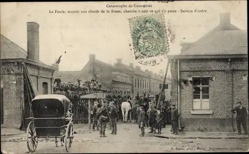 Ak Courrières Pas de Calais, Catastrophe 1906, La Foule massée aux abords de la Fosse, Grubenunglück