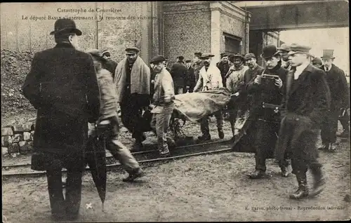 Ak Courrières Pas de Calais, Catastrophe 1906, député Basly, remonte des victimes, Grubenunglück