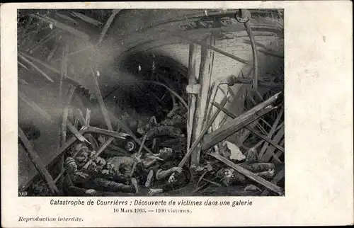 Ak Courrières Pas de Calais, Catastrophe 1906, Decouverté de victimes, Grubenunglück