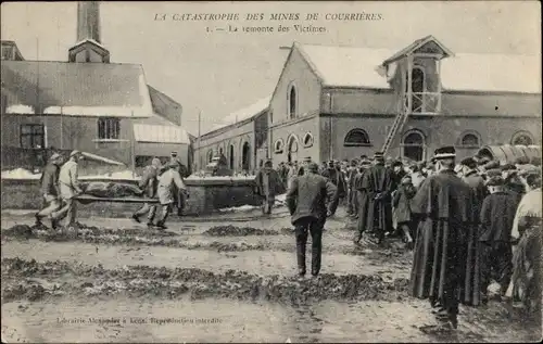 Ak Courrières Pas de Calais, Catastrophe des Mines 1906, remonte des victimes, Grubenunglück
