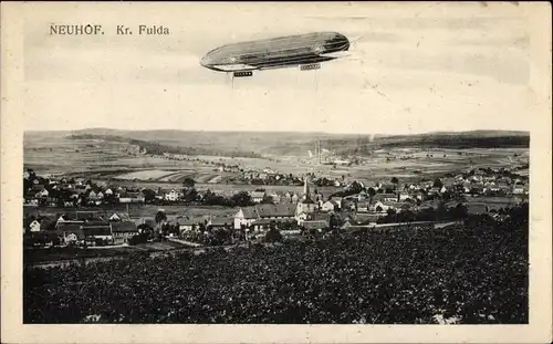 Ak Neuhof bei Fulda Hessen, Panorama, Zeppelin über dem Ort