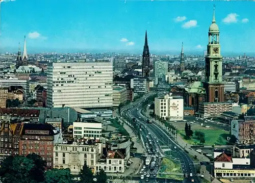 Riesen Ak Hamburg Altstadt, Ost-West-Straße mit den Türmen der Stadt