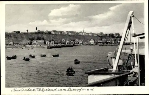 Ak Nordseeinsel Helgoland, Blick auf die Stadt vom Dampfer aus, Boote