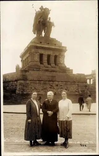 Foto Ak Koblenz am Rhein, Deutsches Eck, Gruppenfoto