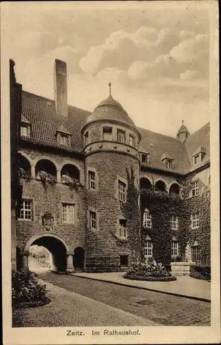 Ak Zeitz im Burgenlandkreis, In Rathaushof