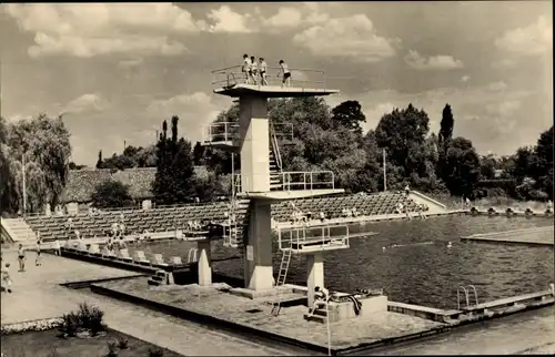 Ak Forst in der Niederlausitz, Schwimmbad, Sprungturm