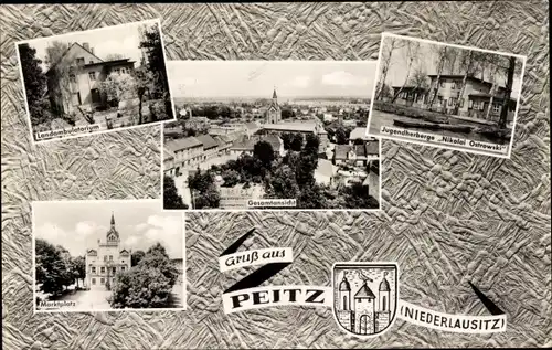 Ak Peitz in der Niederlausitz, Marktplatz, Jugendherberge Nikolai Ostrowski, Wappen, Gesamtansicht