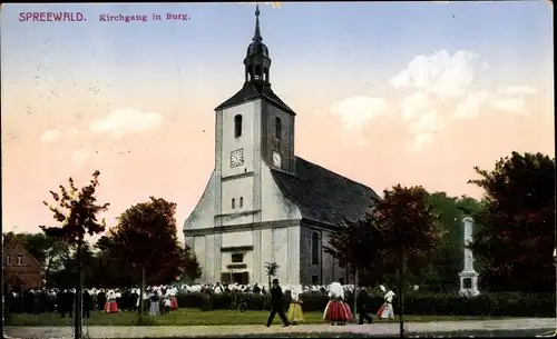 Ak Burg im Spreewald, Kirche, Spreewälder beim Kirchgang