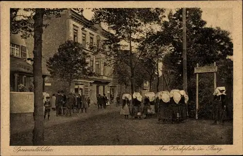 Ak Burg Spreewald, Blick zum Kirchplatz, Frauen in Tracht