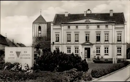 Ak Wusterhausen an der Dosse, Rathaus und VVN-Denkmal auf dem Roten Platz