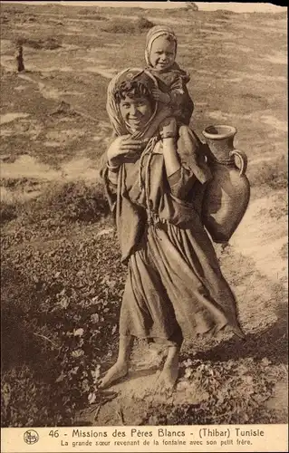 Ak Missions des Peres Blancs, Tunisie, La grande soeur revenant de la fontaine avec son petit frere