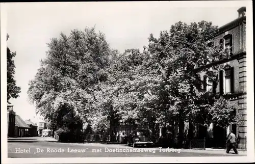 Ak Terborg Gelderland, Hotel De Roode Leeuw met Doetinchemseweg