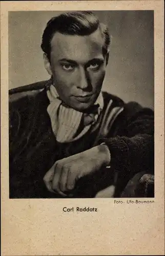 Ak Schauspieler Carl Raddatz, Auf Lehne gestützt mit Halstuch, Ross Verlag