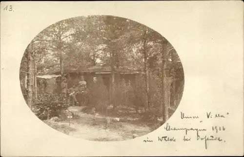 Foto Ak Deutsche Soldaten, Unterstand, I. WK, Wald