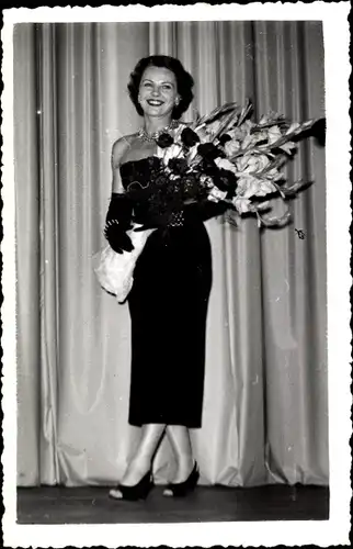 Ak Portrait von einer Schauspielerin, Blumenstrauß