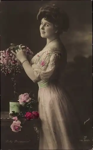 Ak Standportrait einer Frau, Blumenstrauß, Rosen