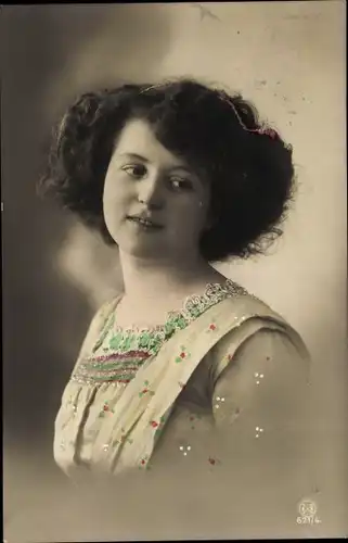 Ak Portrait einer Frau, Blumen-Kleid