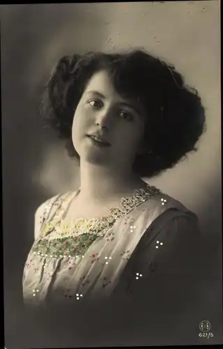 Ak Portrait einer Frau, Blumen-Kleid