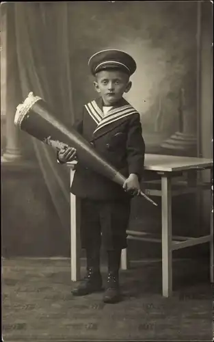 Foto Ak Junge in Schuluniform mit Schultüte