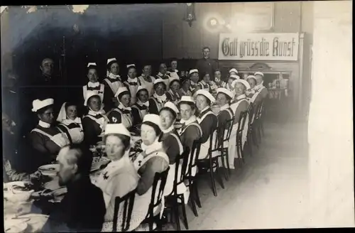 Foto Ak Gliwice Gleiwitz Schlesien, Niederländisches Rotes Kreuz, Krankenschwestern, Feestdisch 1916