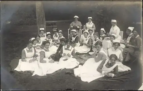 Foto Ak Gliwice Gleiwitz Schlesien, Niederl. Rotes Kreuz, Krankenschwestern, Aug. 1916