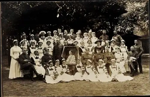 Foto Ak Gliwice Gleiwitz Schlesien, Niederl. Rotes Kreuz, Ärzte, Krankenschwestern, Gruppenbild