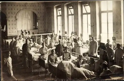 Foto Ak Gliwice Gleiwitz Schlesien, Niederl. Rotes Kreuz Lazarett, Patientensaal, Krankenschwestern