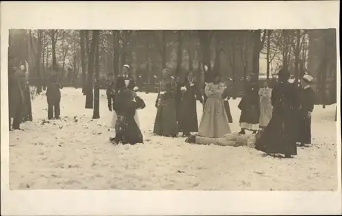 Foto Ak Gliwice Gleiwitz Schlesien, Niederl. Rotes Kreuz Lazarett, Krankenschwestern im Schnee