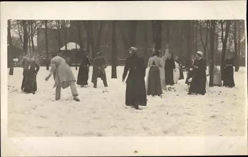 Foto Ak Gliwice Gleiwitz Schlesien, Niederl. Rotes Kreuz Lazarett, Krankenschwestern im Schnee