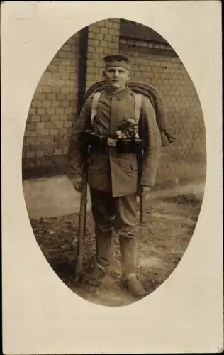 Foto Ak Deutscher Soldat in Uniform, Standportrait, Kaiserzeit