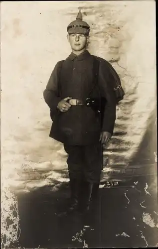 Foto Ak Deutscher Soldat in Uniform, Standportrait, Kaiserzeit