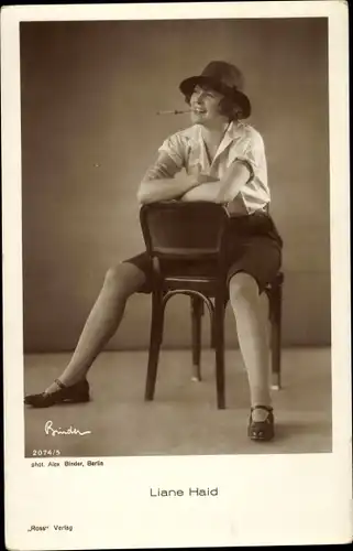 Ak Schauspielerin Liane Haid, Portrait mit Zigarette