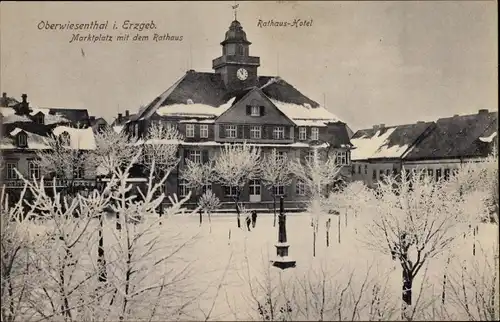 Ak Oberwiesenthal im Erzgebirge Sachsen, Marktplatz mit Rathaus und Rathaushotel im Winter