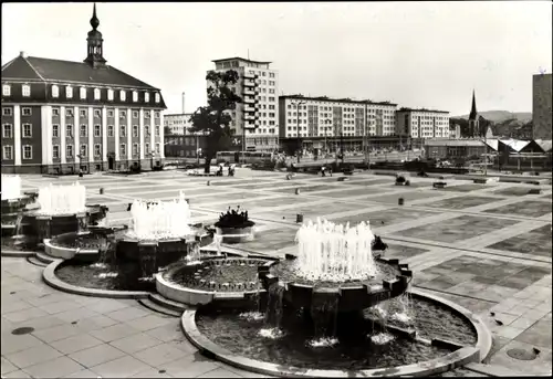 Ak Gera in Thüringen, Zentraler Platz, Museum und Straße der Republik, Springbrunnenanlage