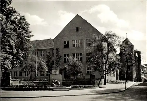 Ak Großenhain Sachsen, Blick auf VVN Gedenkstätte, neue Berufsschule, Klosterruine