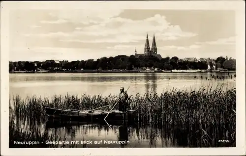 Ak Neuruppin in Brandenburg, Seepartie mit Blick auf Neuruppin, Boot, Kirche