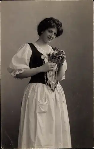 Foto Ak Schauspielerin Else Wohlgemuth, Portrait in Tracht