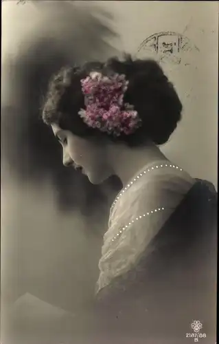 Ak Profilansicht einer Frau, Perlen, Blumen in den Haaren