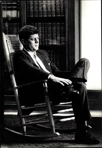 Ak John F. Kennedy in his Rocking Chair, 1958, Fotograf Jacques Lowe