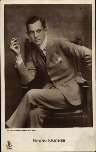 Ak Schauspieler Bruno Kastner, Portrait, Zigarette
