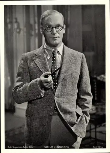 Foto Schauspieler Gustaf Gründgens, Portrait mit Pfeife