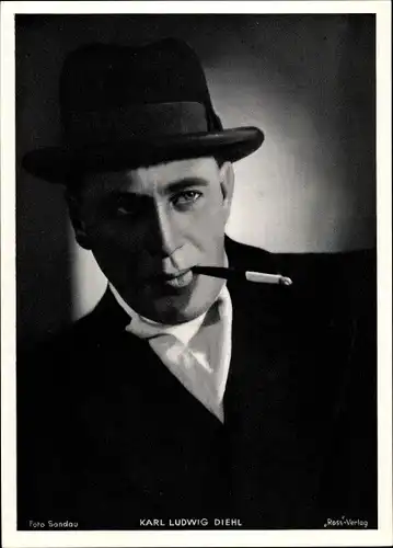 Foto Schauspieler Karl Ludwig Diehl, Portrait mit Zigarette
