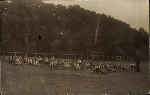 Foto Ak Oldenburg in Holstein?, Gymnasium, Schüler, Sportübungen