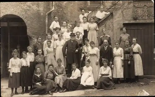 Foto Ak Oldenburg in Holstein?, Gruppenbild, Gebäude mit Wappen