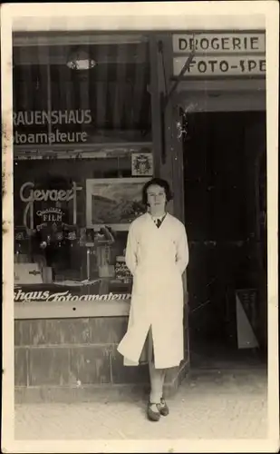 Foto Ak Portrait einer Frau vor Drogerie-Laden, Handel