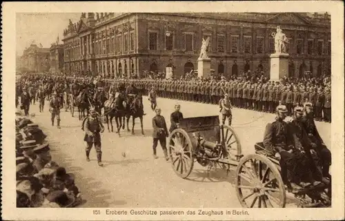Ak Berlin Mitte, Parade mit eroberten Geschützen am Zeughaus